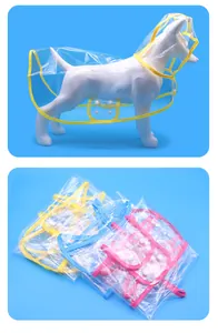 Chubasquero transparente para mascotas en maniquí con opciones amarillo azul y rosa.