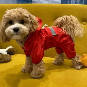 Vista detallada de un perro pequeño con un impermeable rojo de cuatro patas y resistente al agua