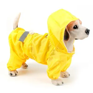 Vista detallada del impermeable amarillo para perros con capucha y banda reflectante