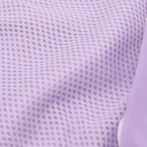 Primer plano de tela de malla morada transpirable para pañales lavables para perros