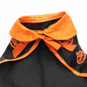 Capa de Halloween para mascotas con estampados de calabaza y detalle de lazo naranja