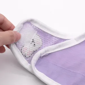 Primer plano de pañales fisiológicos para perros color púrpura transpirable con velcro