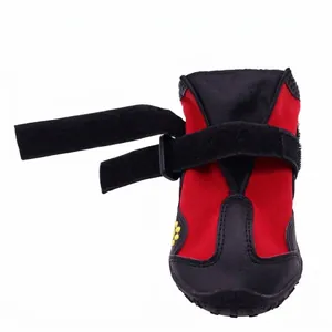 Scarpetta per cani rossa e nera impermeabile e antiscivolo con cinturino in velcro.