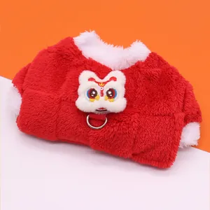 Vêtements festifs rouges épais et chauds pour chiens et chats avec un joli écusson de lion
