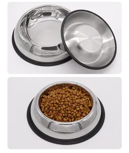 Ciotole per animali in acciaio inox con base antiscivolo e croccantini secchi.