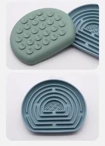 Vue détaillée du tapis de léchage en silicone pour chien avec motif et ventoses