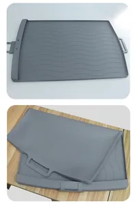 Detalle de alfombrilla de silicona gris impermeable para mascotas con textura ondulada.