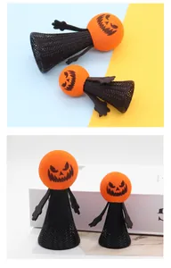 Detailansicht der großen und kleinen Halloween Kürbiskopf-Sprungspielzeuge.