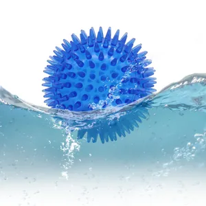 Palla giocattolo blu per cani in TPR con punte galleggiante nell'acqua per gioco interattivo.
