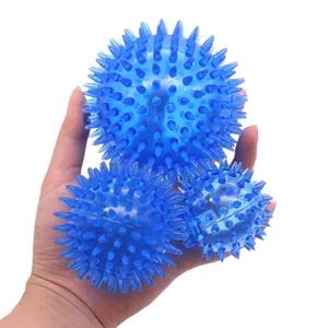 Set di tre palline giocattolo per cani in TPR blu con punte tenute in mano per scala