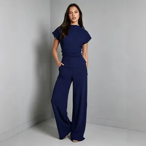 Vue détaillée de l'ensemble bleu marine en tricot côtelé avec haut et pantalon large.