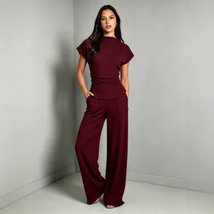 Élégant ensemble deux pièces en tricot bordeaux avec haut à manches courtes et pantalon