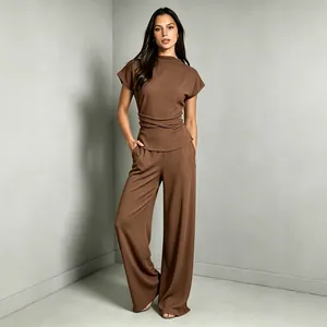 Détail d'un ensemble deux pièces en maille côtelée marron avec haut noué et pantalon large