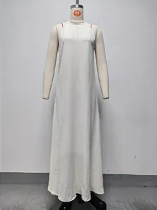 Détail d'une robe longue sans manches en soie glacée froissée blanche, coupe vacances