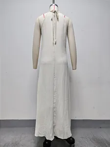 Vue arrière détaillée d'une robe longue d'été sans manches en tissu froissé de soie glacée.