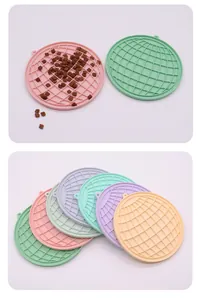Détail montrant plusieurs tapis de léchage en silicone colorés pour animaux avec motif de grille.