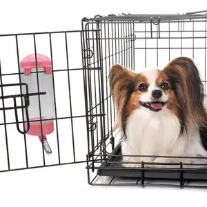 Dispensador de agua rosa colgante para perros y conejos en una jaula de alambre