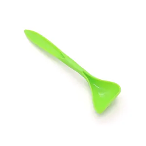 Cuchara ergonómica verde para gatos, ideal para comida húmeda y snacks líquidos