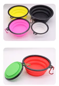 Dettaglio delle ciotole pieghevoli in silicone colorate per animali con moschettone