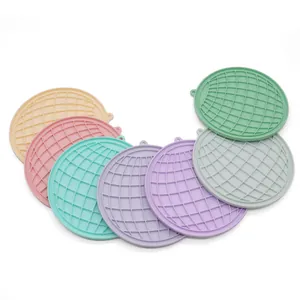 Tapis de léchage colorés en silicone pour animaux, motif grille pour alimentation lente.
