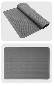 Detail van de textuur en flexibiliteit van een grote grijze siliconen voermat voor huisdieren.