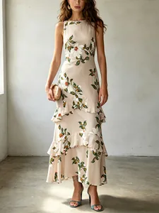 Dettaglio di un abito lungo floreale senza maniche con elegante gonna a balze a strati