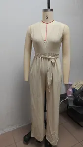 Gedetailleerd overzicht van een elegante beige mouwloze jumpsuit met V-hals op een mannequin
