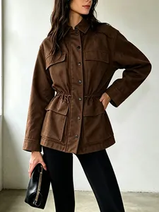 Detailansicht einer braunen Cargo-Jacke mit verstellbarem Kordelzug und Reverskragen