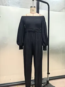 Elegante tuta plissettata nera con spalle scoperte mostrata su un manichino sartoriale