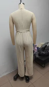 Gedetailleerd achteraanzicht van een elegante mouwloze jumpsuit in beige getextureerde stof