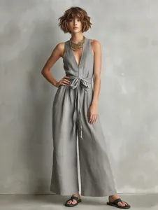 Elegante mouwloze grijze dames jumpsuit met V-hals en een flatterend ceintuur in de taille