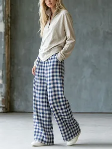 Vue complète du pantalon large à carreaux rétro avec un haut beige à col montant zippé