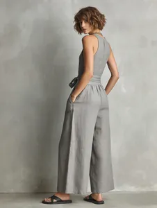 Elegante grijze mouwloze linnen jumpsuit met gedetailleerd rugaanzicht en wijde pasvorm
