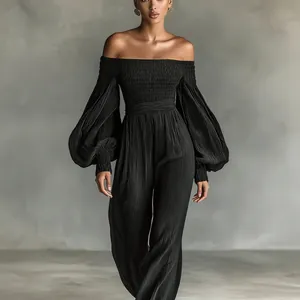 Elegante tuta a pieghe nera con spalle scoperte e maniche lunghe a lanterna da donna.