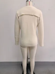 Rückansicht des cremefarbenen Rippstrick-Cardigans mit stilvollem Matrosenkragen-Detail.