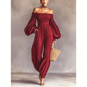 Elegante tuta bordeaux con spalle scoperte e maniche lunghe a pieghe per donna moda
