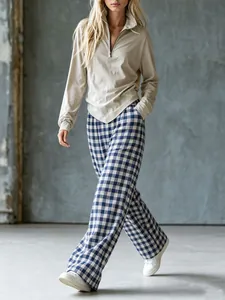 Ensemble pour femme avec haut en maille à demi-zip beige et pantalon large à carreaux