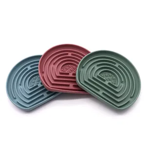 Tapis de gamelle pour chien en silicone, design labyrinthe arc-en-ciel antidérapant