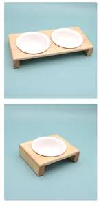 Gedetailleerd overzicht van keramische voerbakken op minimalistische houten standaards