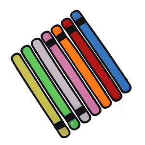 Lot de 7 bracelets LED lumineux colorés pour la course de nuit et la sécurité des animaux.