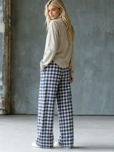 Vue arrière détaillée du pantalon large à carreaux bleus et du haut en maille beige