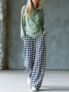 Vue détaillée de l'ensemble top vert à zip et pantalon large à carreaux vintage