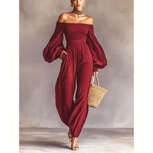 Elegante tuta bordeaux con spalle scoperte, maniche lunghe e tessuto plissettato