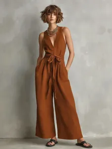 Elegante terracotta mouwloze jumpsuit met V-hals en strikceintuur en wijde pijpen voor dames