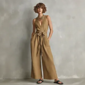 Elegante kaki mouwloze jumpsuit met V-hals, strikceintuur in de taille en wijde pijpen