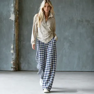 Ensemble deux pièces avec haut en tricot beige et pantalon large à carreaux bleus