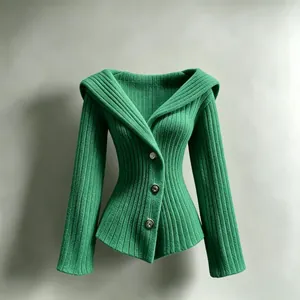 Detailansicht der grünen gerippten Stricktextur eines schmal geschnittenen Cardigans
