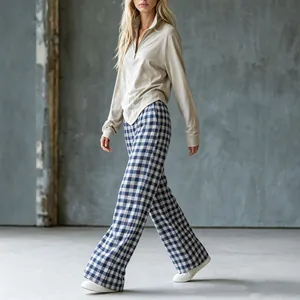 Ensemble deux pièces avec pantalon large à carreaux vichy et haut en maille beige