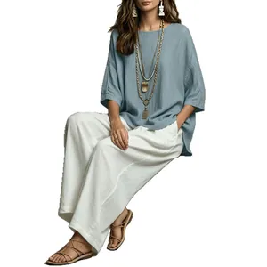 Elegantes Bohemian-Set mit blauem Oberteil und weißer Hose mit weitem Bein für Damen