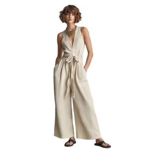 Elegante beige mouwloze jumpsuit met V-hals, wijde pijpen en ceintuur in de taille